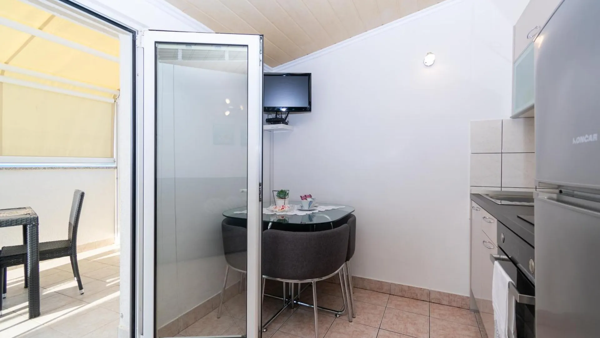 Apartments By The Sea Mandre, Pag - 4093 Kolan